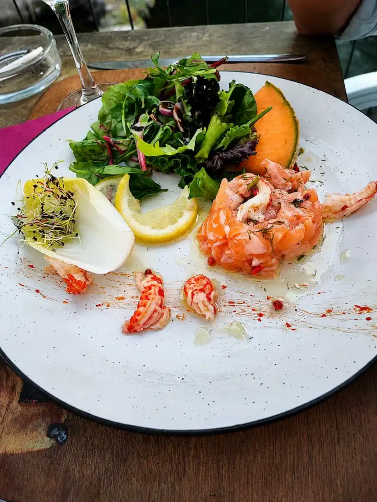 tartare de saumon à l'isle sur la sorgue