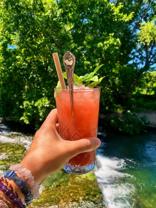 bar au bord de la sorgue à l'isle sur la sorgue